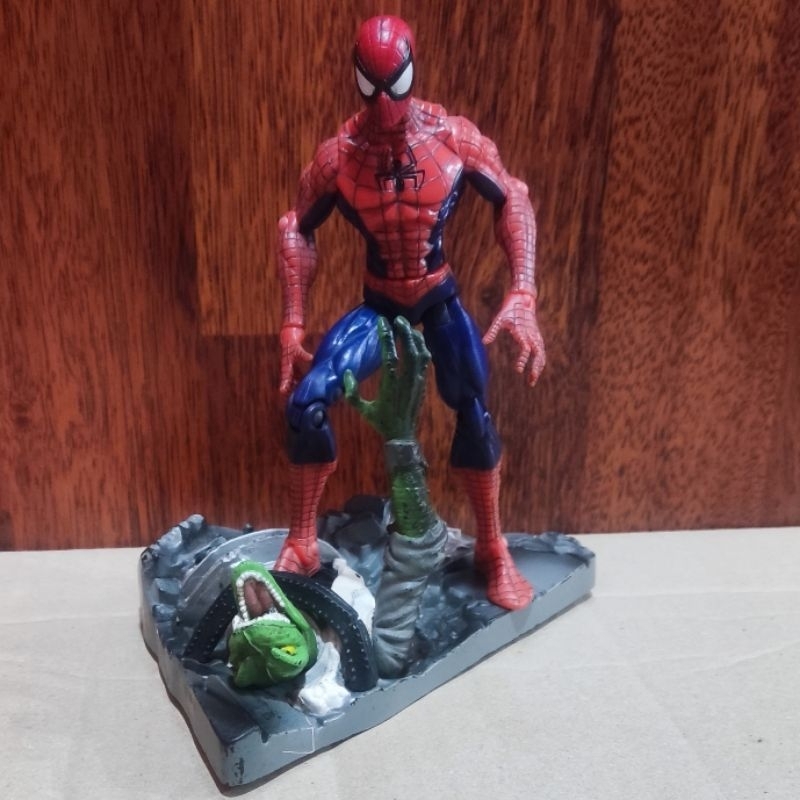 figure Spiderman dan diorama lizard set