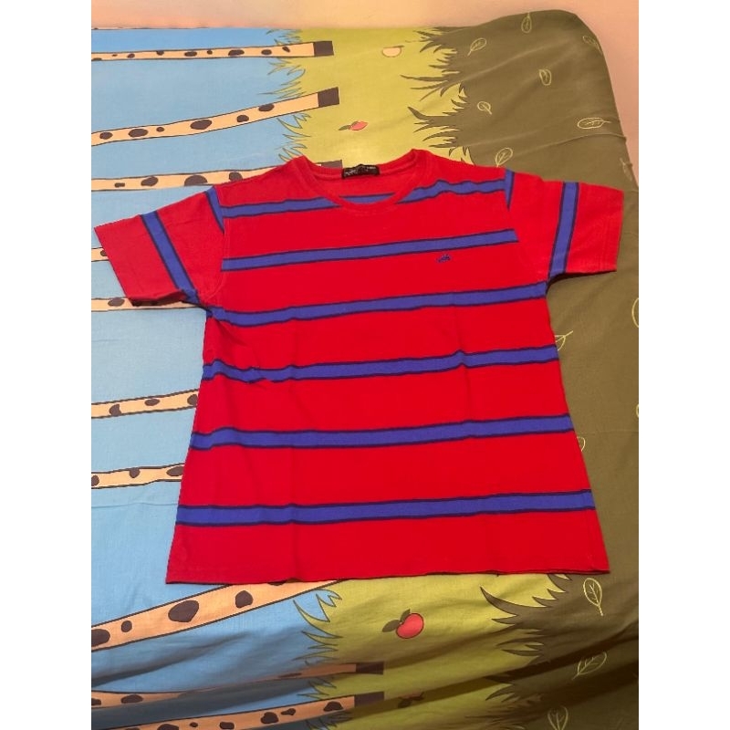 Preloved kaos pria crocodile warna merah dengan garis biru dan hitam