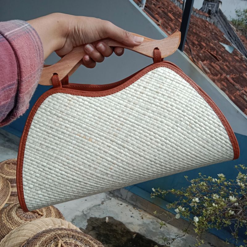 Tas anyaman pandan / Tas pandan gagang kayu / Tas pandan handle kayu / Tas pandan gagang kayu kumis