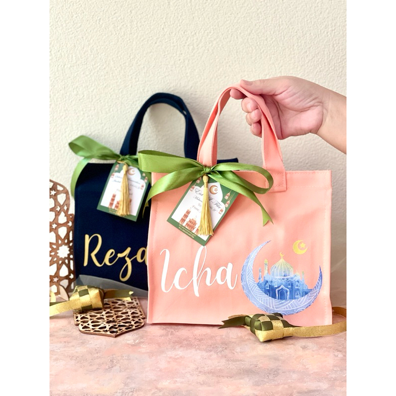 

Personalized EID Canvas Bag Only (TAS SAJA) • Idul Fitri Hampers 2025 • Lebaran Gift • Custom Hampers • Ramadhan Kareem • Personalized Gift • Hampers Murah • Free Custom Nama • Eid Mubarak Parcel • Personalized Tasbih • Sajadah • Gelas • Kue Lebaran