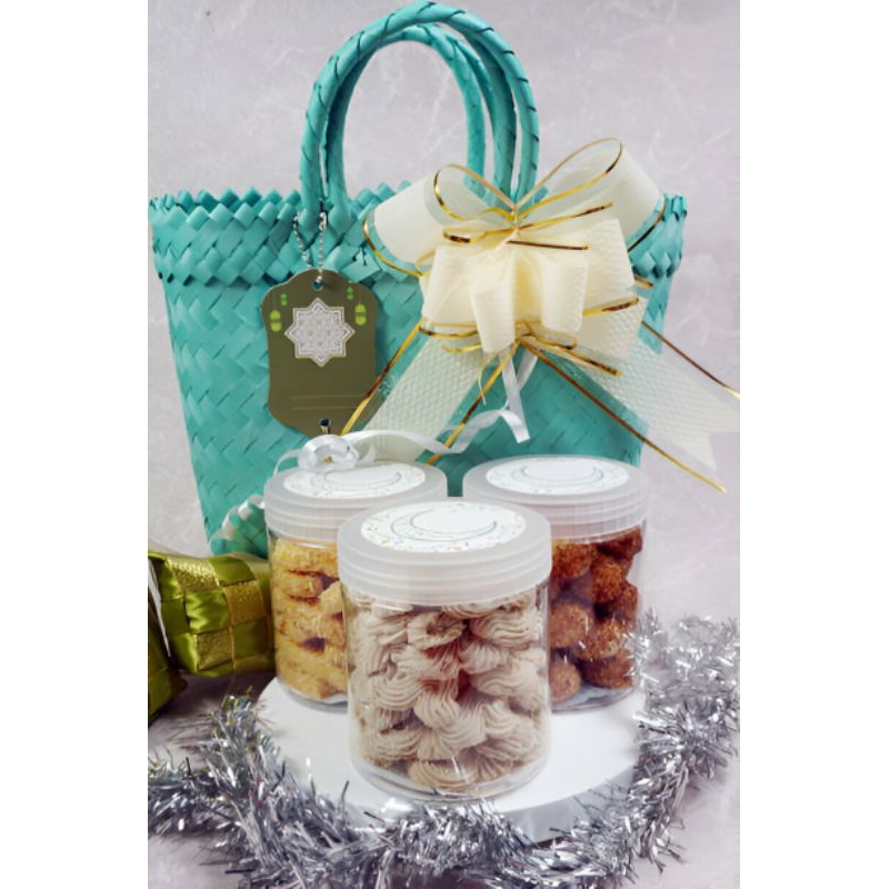 

Bingkisan Hampers / Parcel Isian Kue Kering / Cookies / Makanan Ringan Cantik Kekinian Unik Tas Anyaman Ayam Murah untuk Hari Raya Idul Fitri / Lebaran 2025 Gratis Kartu Ucapan (Boleh Random/ Pilih 3 Jenis Kue Sendiri)