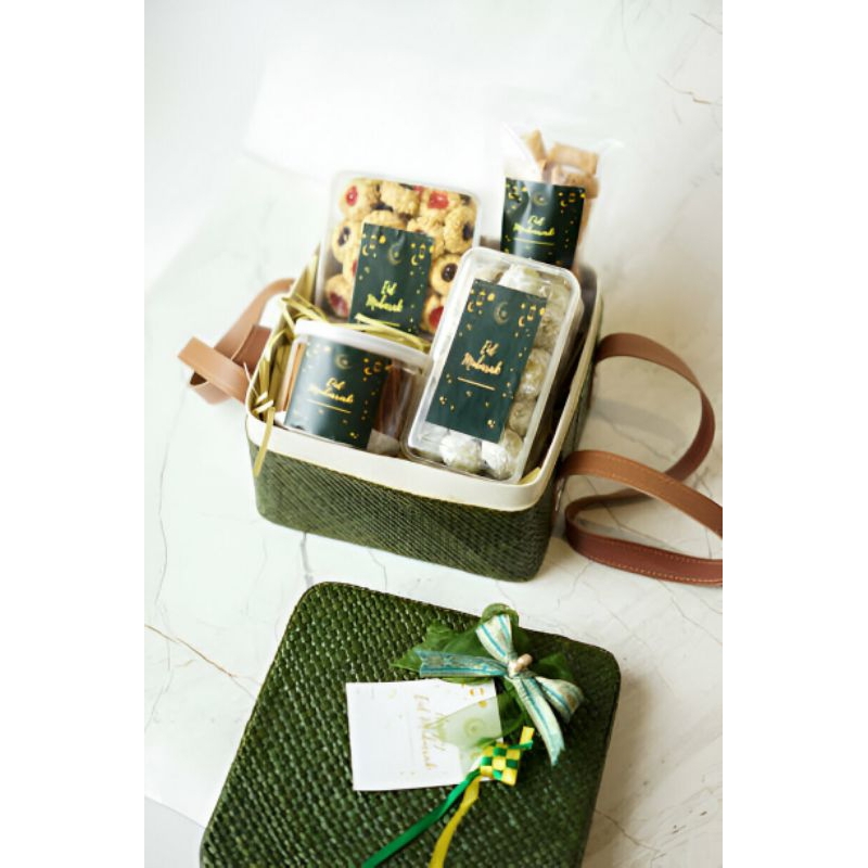 

Bingkisan Hampers / Parcel Isian Kue Kering / Cookies / Makanan Ringan Cantik Kekinian Unik Mewah untuk Hari Raya Idul Fitri / Lebaran 2025 Gratis Kartu Ucapan (Boleh Random/ Pilih 4 Jenis Kue Sendiri)