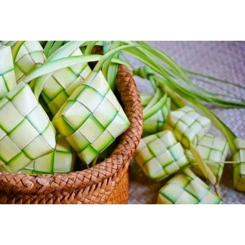 

BUNGKUS KETUPAT IDUL FITRI (SATUAN) DAUN KELAPA ASLI AWET 2 MINGGU