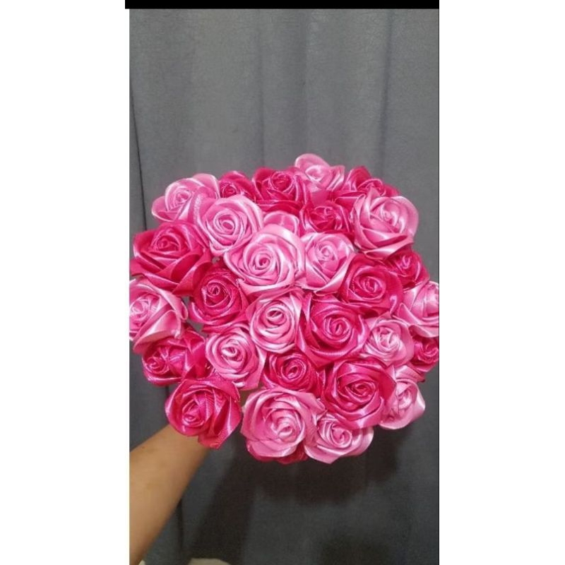 

BUKET MAWAR PITA SATIN
