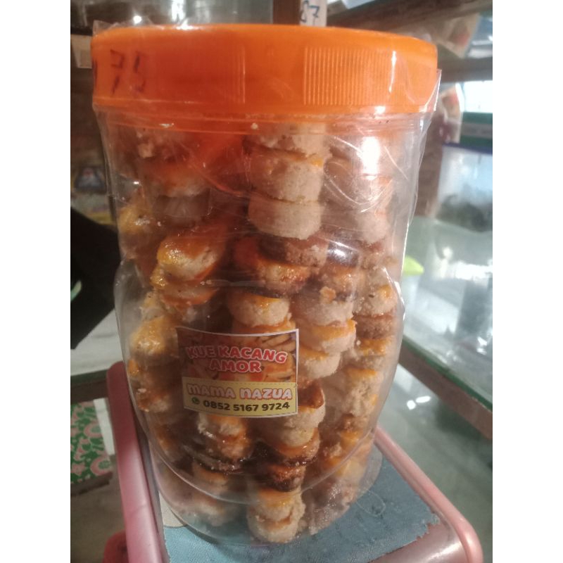 

kue kacang,putri salju,macoroni pedas,keripik ucus