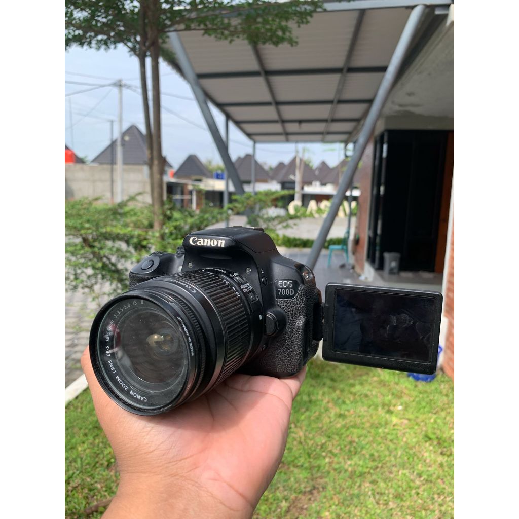 KAMERA DSLR CANON EOS 700D LENSA 18-55MM II - TOUCHSCREEN