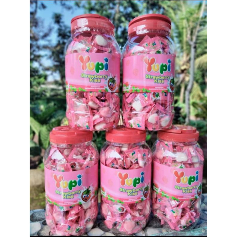 Wafer coklat / roti kaleng / yupi toples / hampers lebaran / parcel lebaran / permen yupi