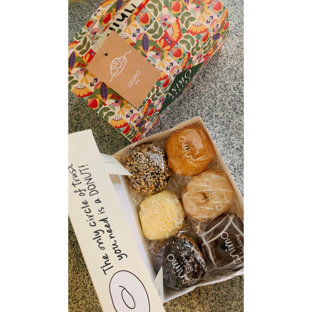 

Animo Bakery Hampers 1 Lusin Donut ( sudah termasuk sleves box dan kartu ucapan )
