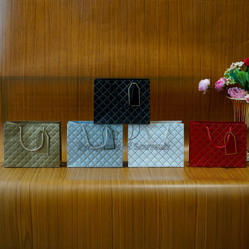 

Paper Bag Emboss Motif Kotak-Kotak Horizontal / Tas Belanja / Shopping Bag /Tas Souvenir