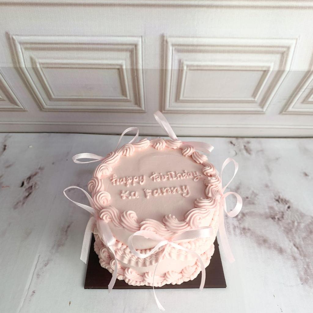 

kue ulang tahun/birthday cake/kue pink ribbon/kue pink aesthetic