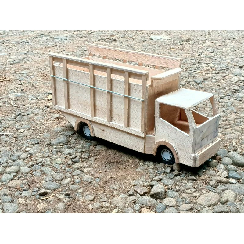 miniatur truck oleng, bisa belok dan oleng,pintu belakang bisa dibuka tutup, gratis lampu led