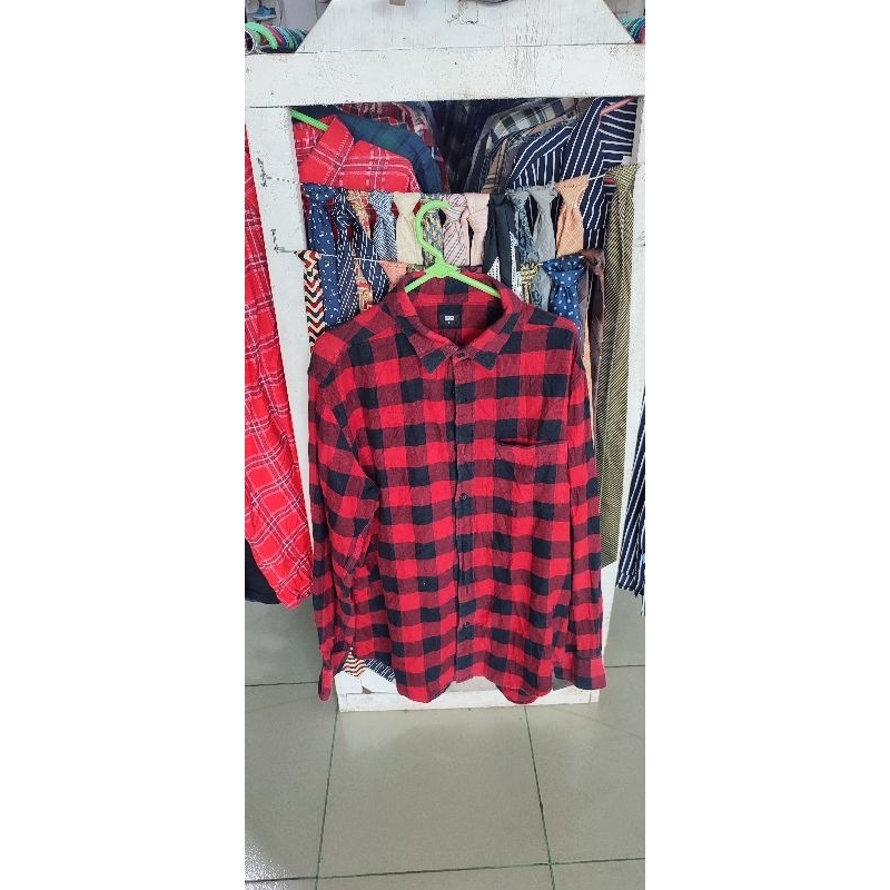 Kemeja Flannel Uniqlo Kotak Hitam Merah
