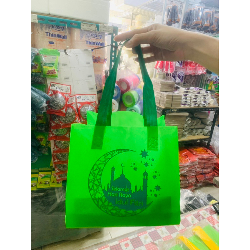 

Tas Spunbond Hampers lebaran 2025 | Tas hampers 23x23x23 | Tas hampers muat kotak kue