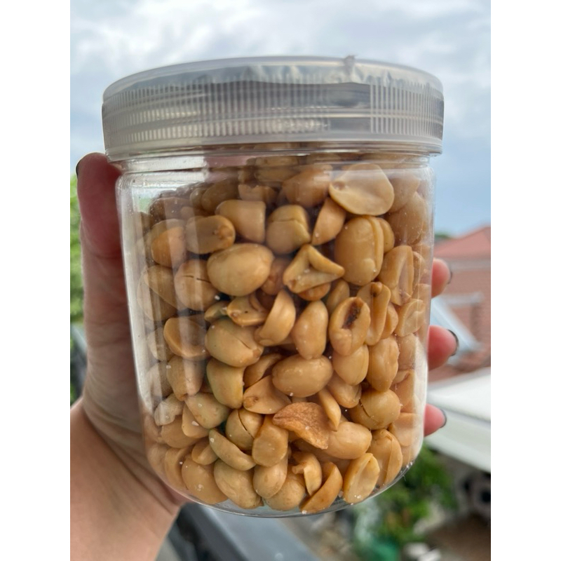 

Kacang bawang putih / kacang goreng / cemilan lebarang / cemilan kacang / kacang gurih / parsel / cemilan sehat