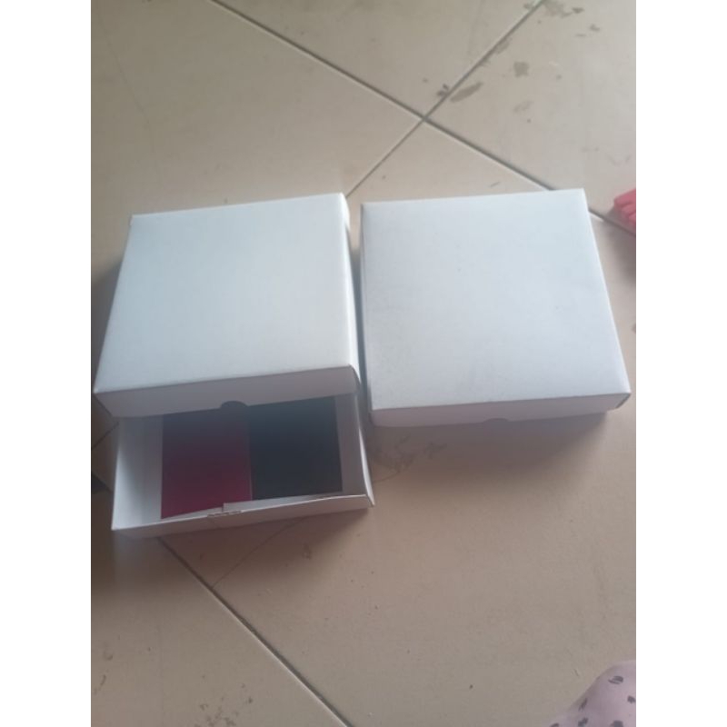 

kardus box bahan duplex ukuran tinggi 2.5 panjang 14 cm lebar 14 cm