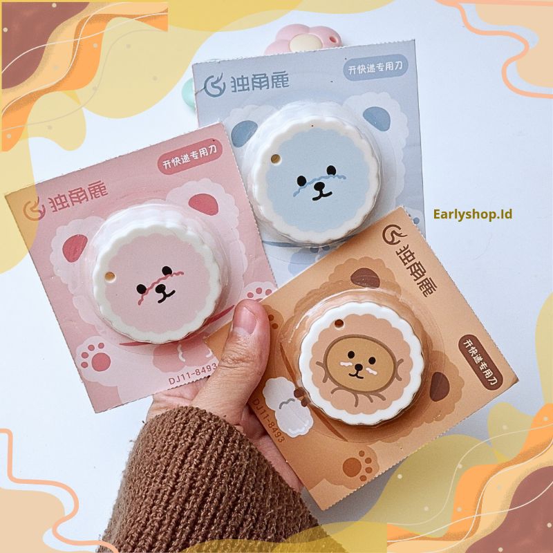 

Cutter Mini Bulat Beruang DJ11-8493 Pisau Mini Kecil Traveling Pemotong Kertas Barang Serbaguna Ukir