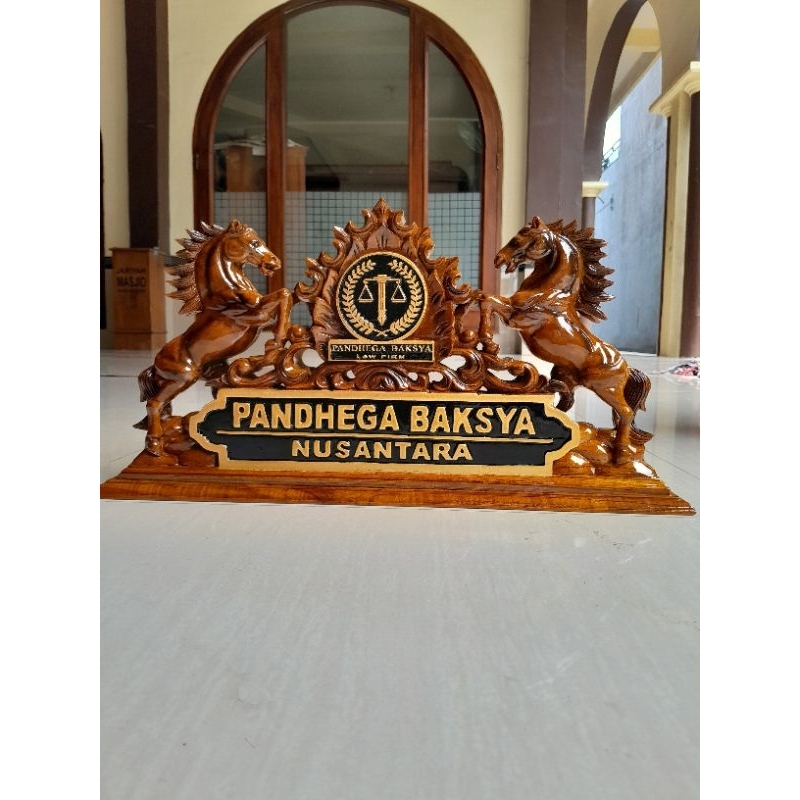 

Papan nama kayu meja kantor motif patung kuda