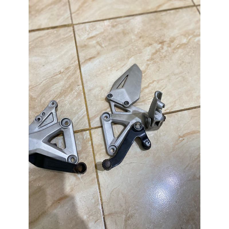 Footstep Depan CBR250RR Original