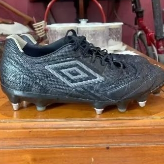 sepatu bola umbro accerator topgrade