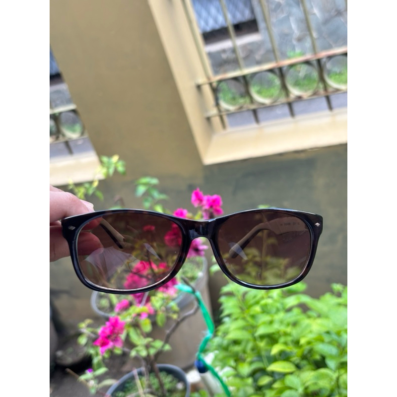 Preloved Kacamata Hitam Fossil Wanita