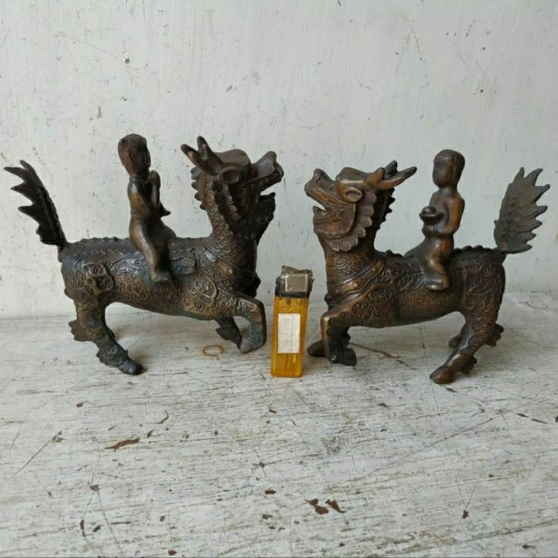 Pajangan Vintage Sepasang Patung Bocah Duduk Qilin Kuningan