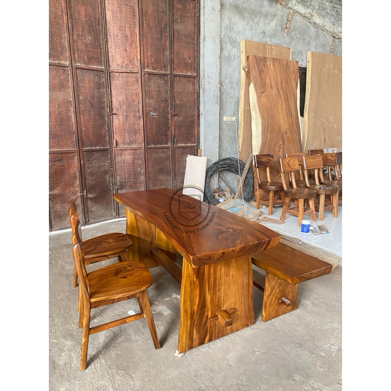 Set Meja Makan Trembesi dengan Satu Bangku Panjang dan Dua Kursi Ropan