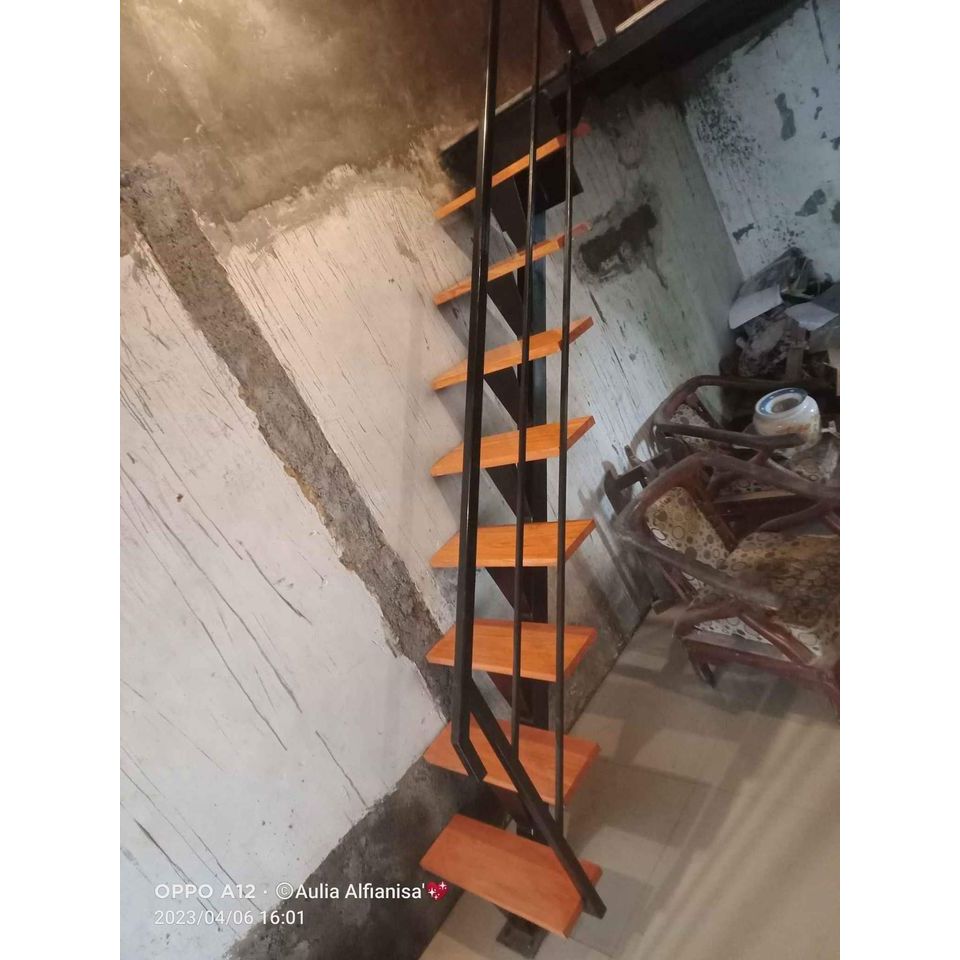 Tangga kayu minimalis / tangga mezzanine