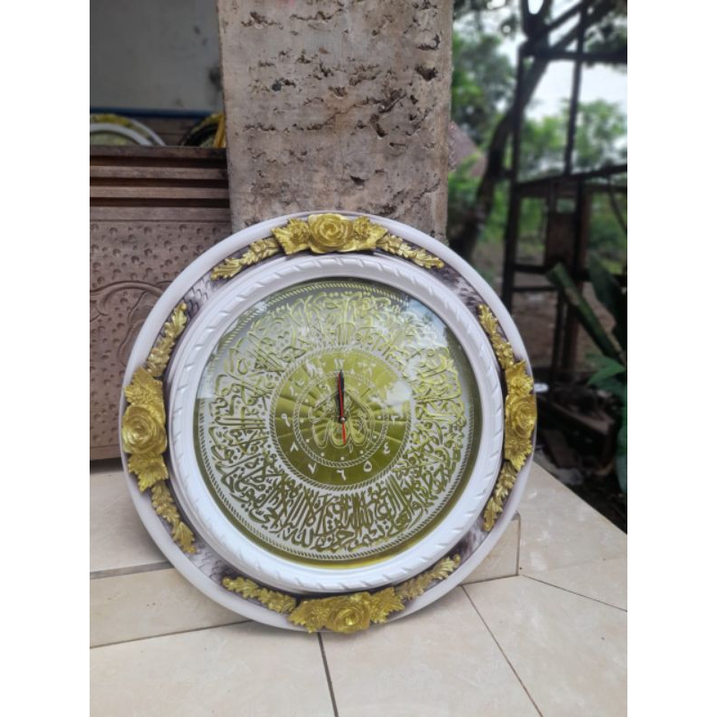 jam kaligrafi warna putih kombinasi bunga diameter 55 bingkai terbuat dari kayu asli jepara