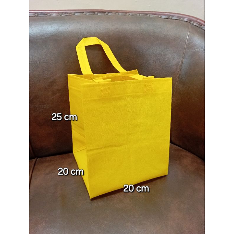 

Tas Spunbond uk 20x20x25 cm (ukuran kotak nasi)