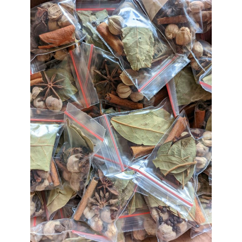 

Rempah Aromatik Tambahan Bumbu Masak Kebuli, Biryani, Mandhi, Kabsah (Kapulaga, Daun Salam, Kayu Manis, Cengkeh, Lada Hitam Butiran, Bunga Pekak Lawang)