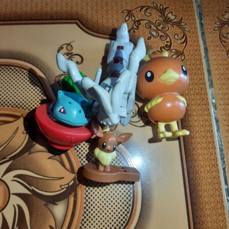 figure pokemon reshiram vintage rare mcd. pokemon bulbasaurus, pokemon torchic, pokemon eevee