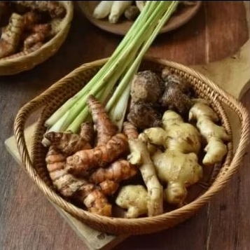 

EMPON EMPON / MPON MPON / BUMBU DAPUR / LAOS / SALAM / DAUN JERUK / SEREH / KENCUR / JAHE / KUNYIT