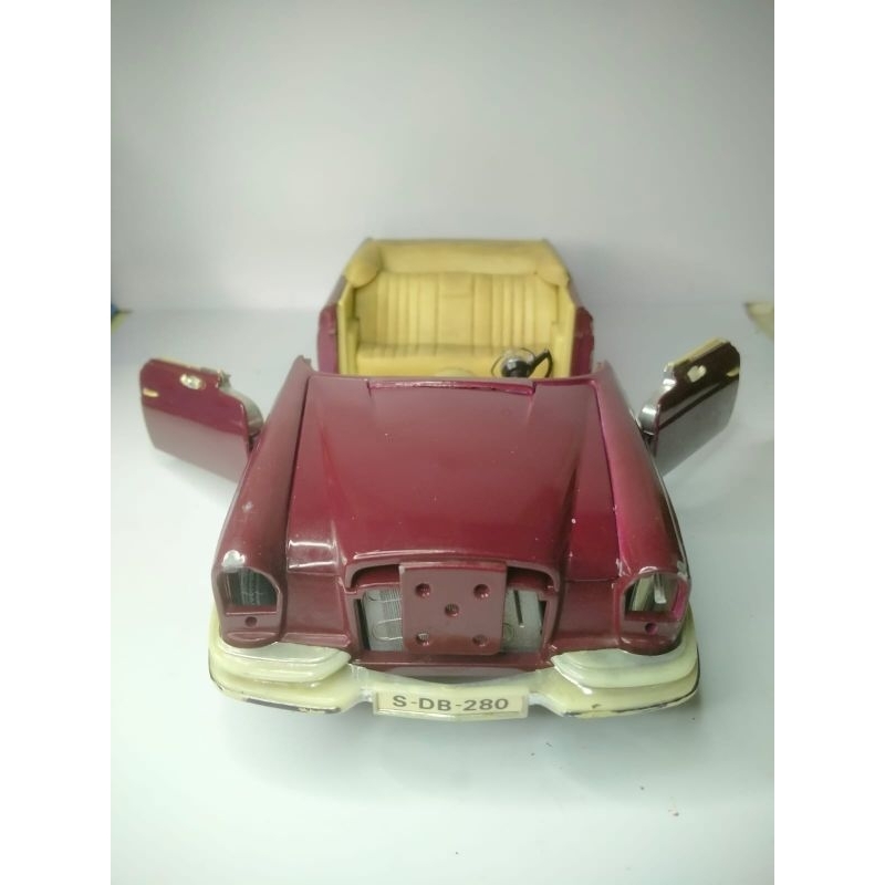 Diecast Maisto Mercedes Benz 280SE ( 1966 ) Skala 1/18 Bekas