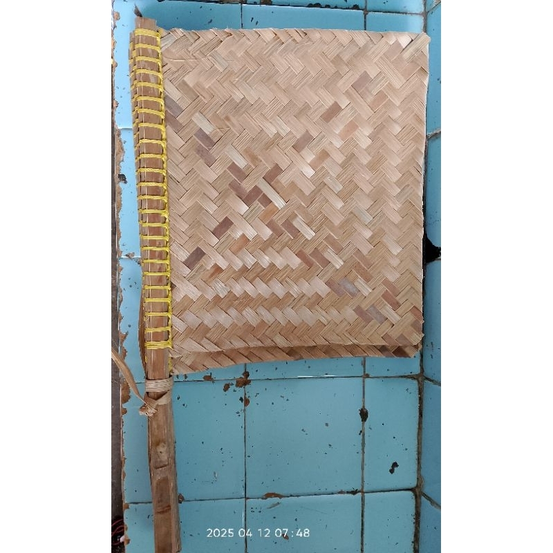 Anyaman Bambu Hihid (Kipas Tangan Bambu)