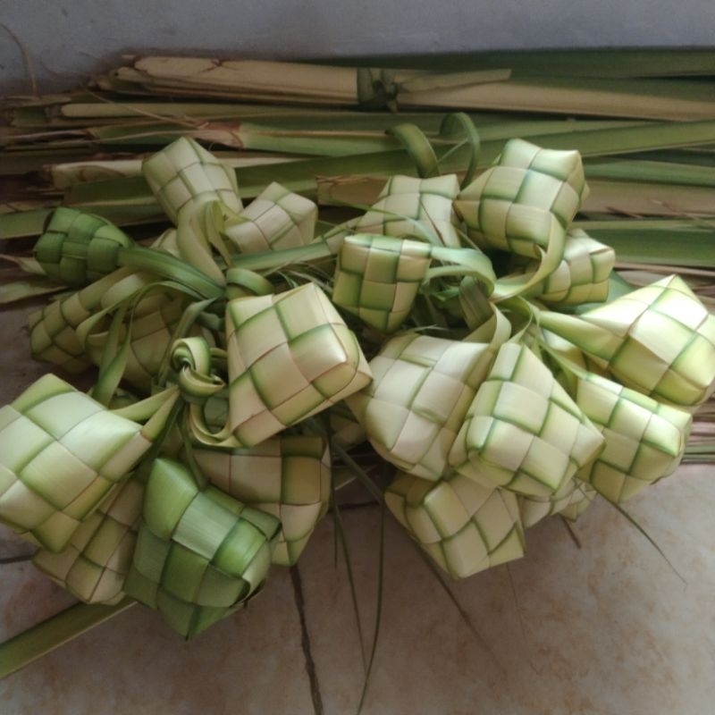 

cangkang ketupat kosong,(isi 10pcs), cangkang ketupat,janur kuning,kupat,daun kelapa,janur,paket lebaran, satu ikat isi 10pcs