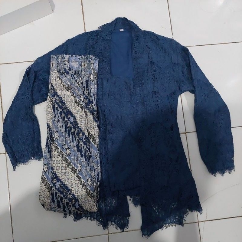 PRELOVED 1 SET KEBAYA BRUKAT KUTU BARU ROK PLISKET NAVY SEKEN BEKAS