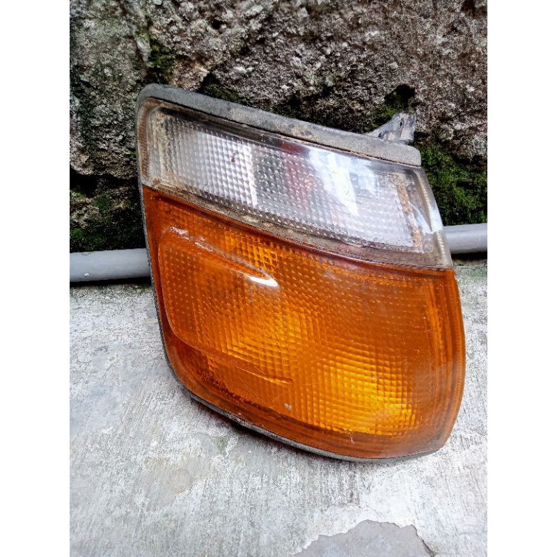 lampu sein depan kanan kijang kapsul tyc