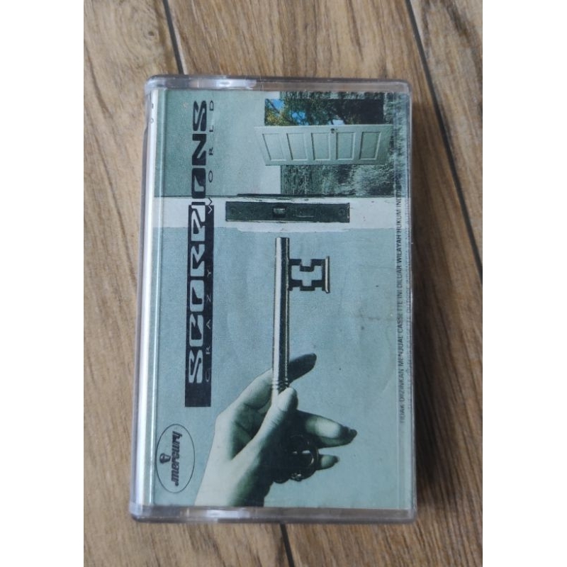 kaset pita SCORPIONS "crazy world"