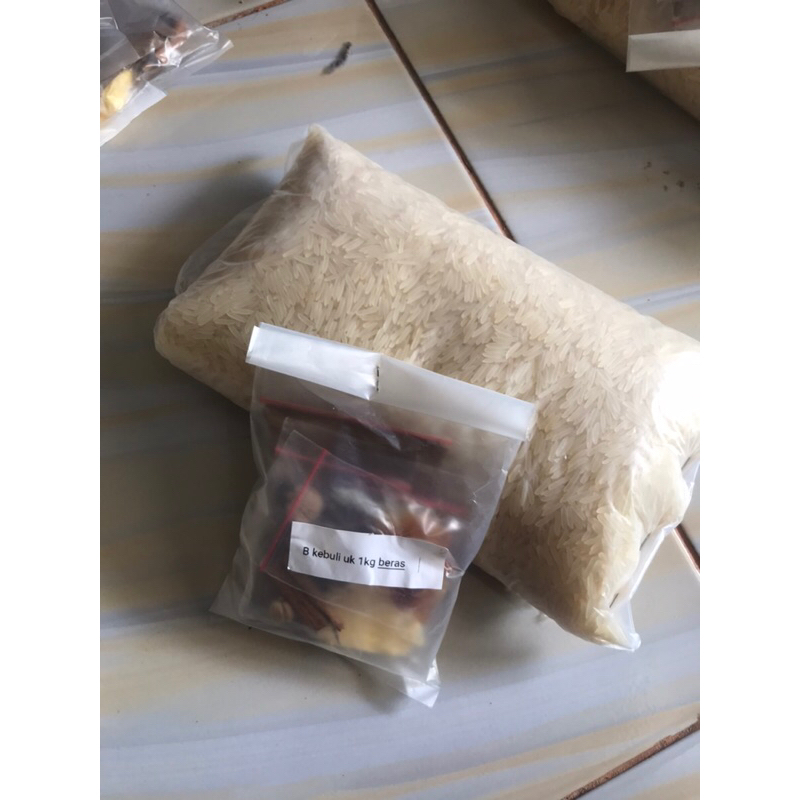 

Bumbu kebuli plus beras basmati 1 kg lengkap dengan rempah,mentega BONUS kismis enak dan gurih