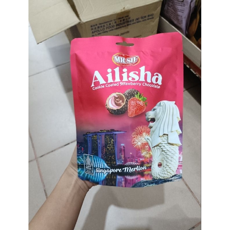

Aneka Foodie Ailisha golden chocolate cookie coated choco ball 66gr