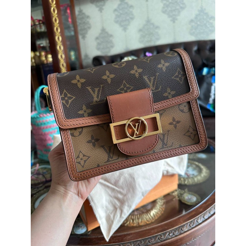 GOOD DEAL LV Mini dauphine reverse 2020 (P.20cm) comes with db n box