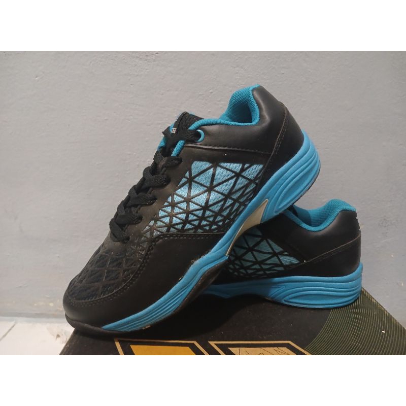 sepatu badminton merk precise Luthee