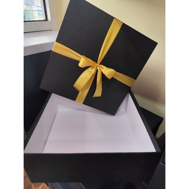 

Kotak kado 25x25x10cm FREE kertas cacah serut, kartu ucapan, paperbag