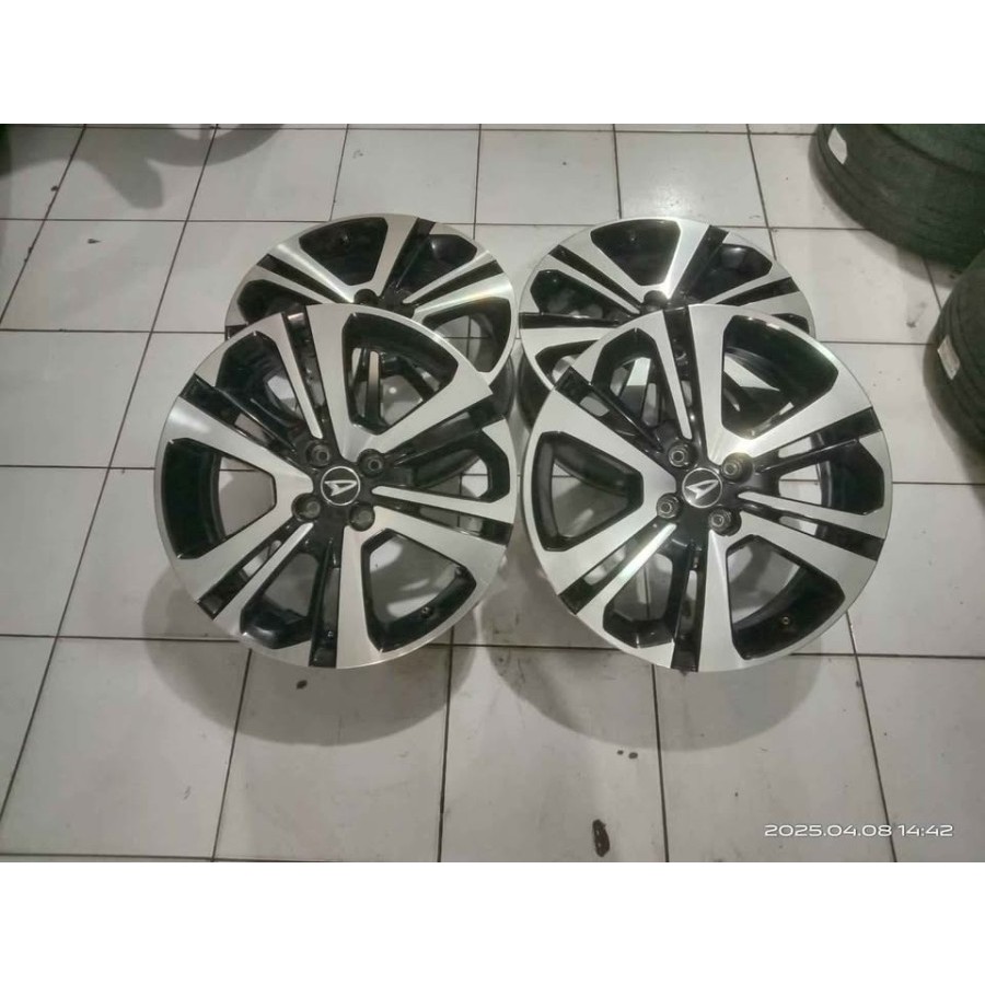 Velg Mobil Bekas Original Daihatsu Rocky Ring 17 Lebar 6 Et45 Pcd 4x100