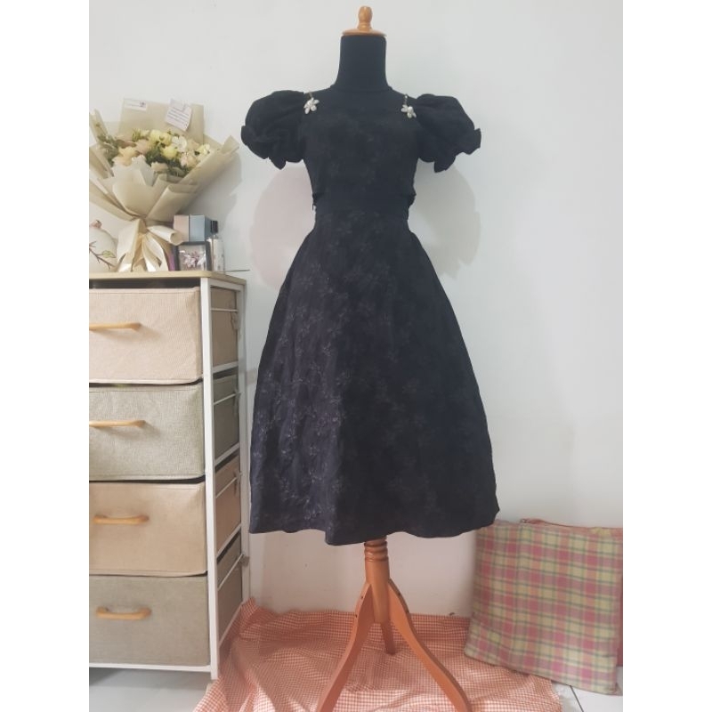 dress hitam lengan balon