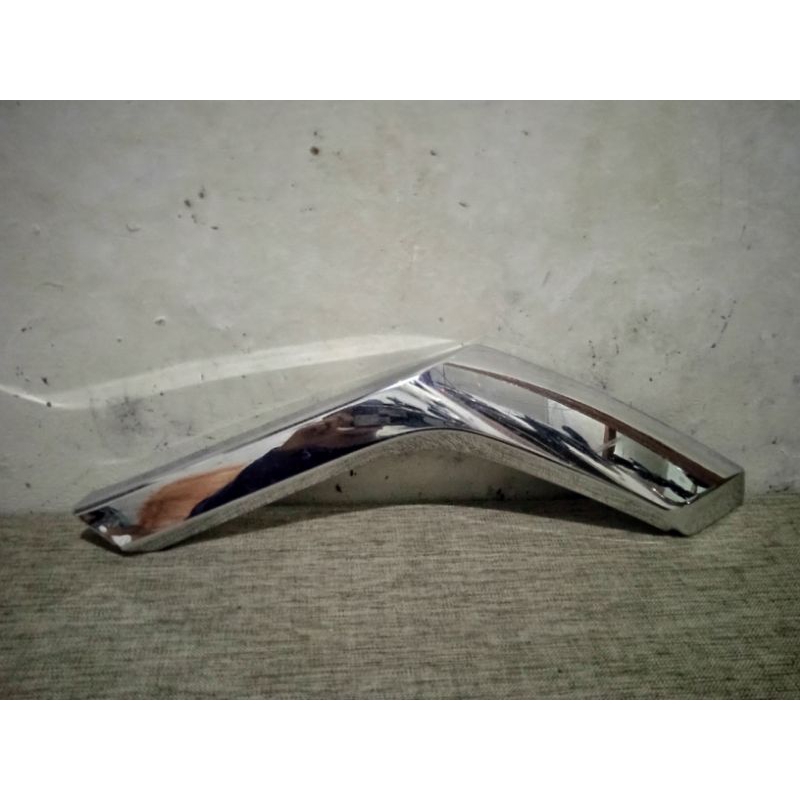 garnis chrome kiri bawah bemper depan all new Toyota Pajero Sport  original bagian kiri