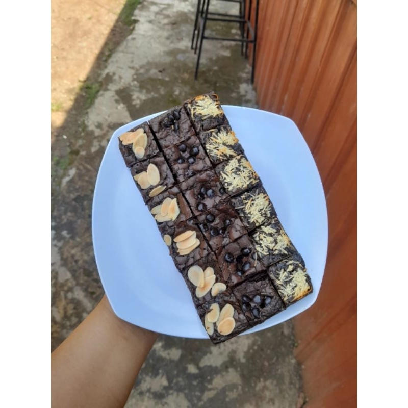 

FUDGY BROWNIES SEKAT 20X10 CM