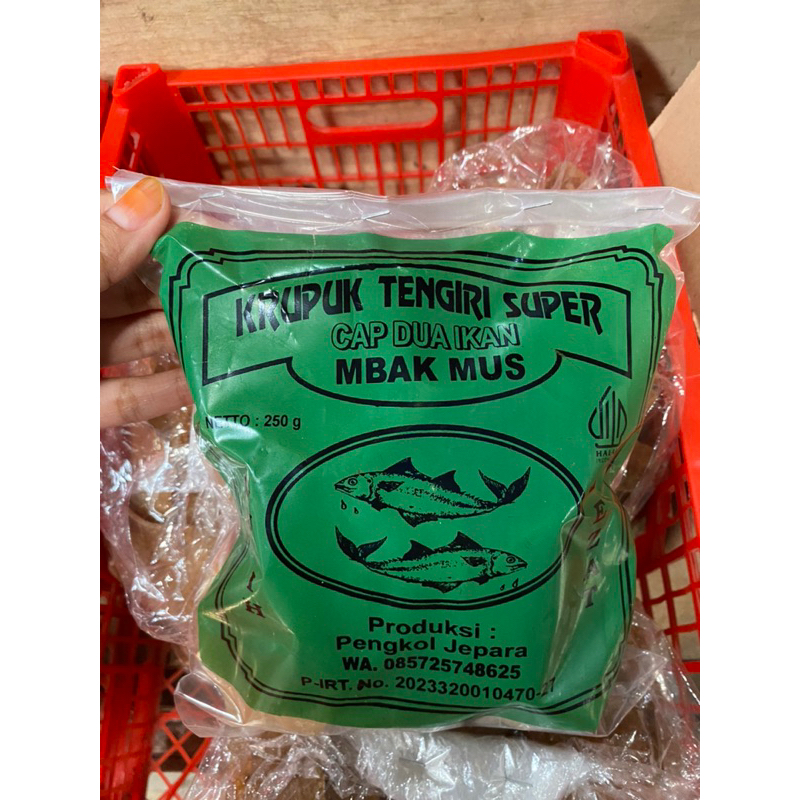 

kerupuk ikan tengiri super cap dua ikan mentah krecek krupuk siap goreng 250gr