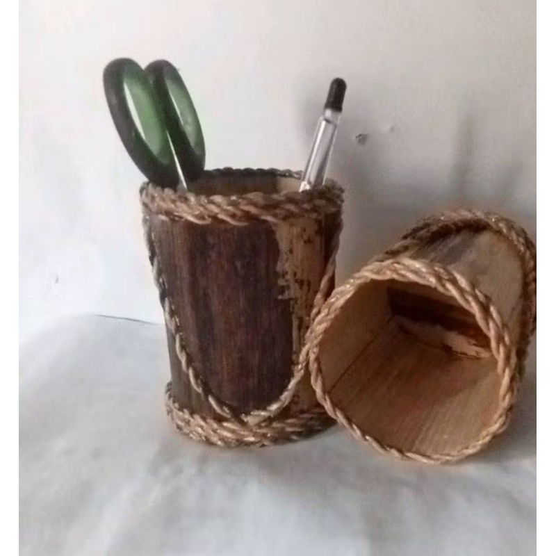 

kerajinan pelepah pisang (tempat pensil)