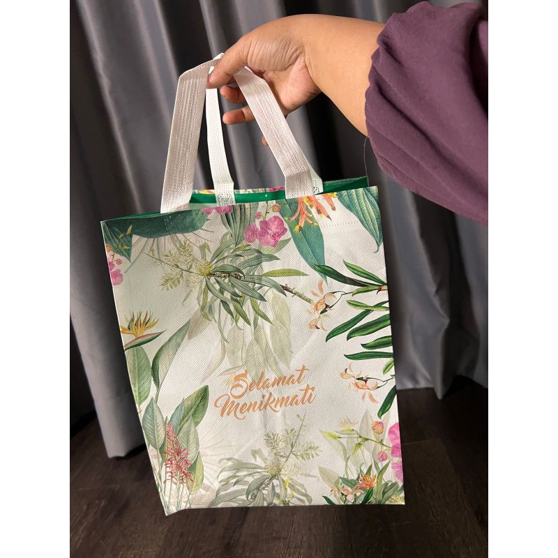 

(1 LUSIN = 12 PCS) GOODIE BAG HAJATAN LAMINASI DAUN PREMIUM 22x22 TINGGI 28 CM / TAS HAJATAN / TAS NASI BOX / TAS WALIMATUL / TAS WEDDING / TAS RAMAH LINGKUNGAN / TAS SPUNBOND / TAS BELANJA